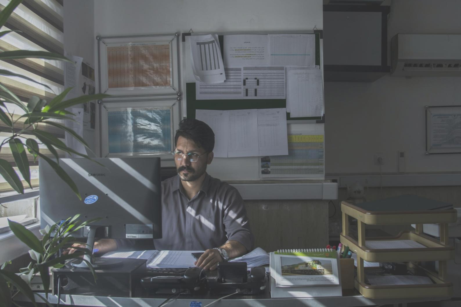 Personne étudiant la planification de retraite sur ordinateur portable